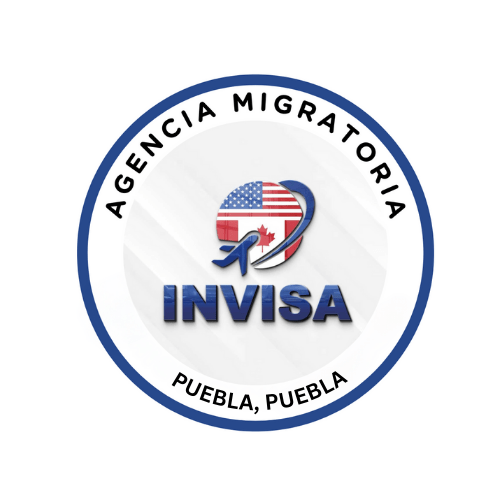 Un logotipo circular con fondo blanco, con el texto "Agencia Migratoria" en la parte superior y "Puebla, Puebla" en la parte inferior. En el centro, hay un globo terráqueo con banderas de Estados Unidos y Canadá, y debajo el acrónimo "INVISA", que representa su compromiso con las visas y los servicios de inmigración.